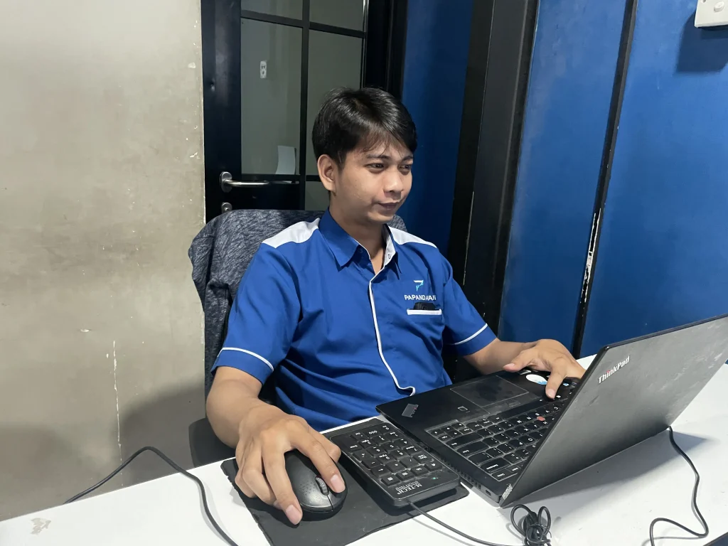 Periksa dokumen dan dokumentasi pengiriman untuk memastikan data barang dan informasi kiriman tercatat dengan benar.