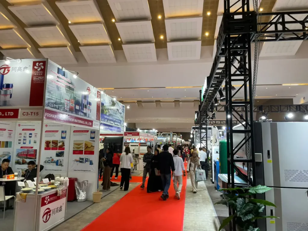 Suasana IFMAC WOODMAC 2026 yang mempertemukan pelaku industri furniture dan woodworking dengan berbagai penyedia teknologi pendukung.