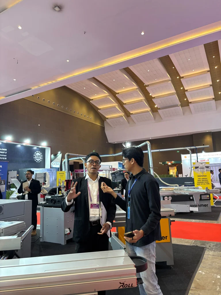 Tim Papandayan Cargo berbincang dengan salah satu pelaku industri di area IFMAC WOODMAC 2026.