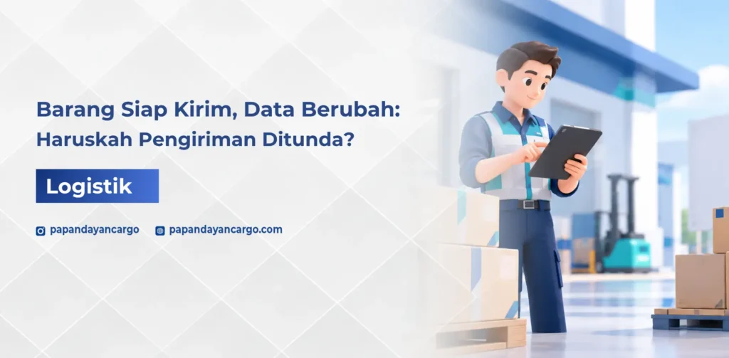 Petugas gudang memeriksa perubahan data barang sebelum pengiriman melalui tablet, dengan tumpukan paket dan truk cargo di area loading.