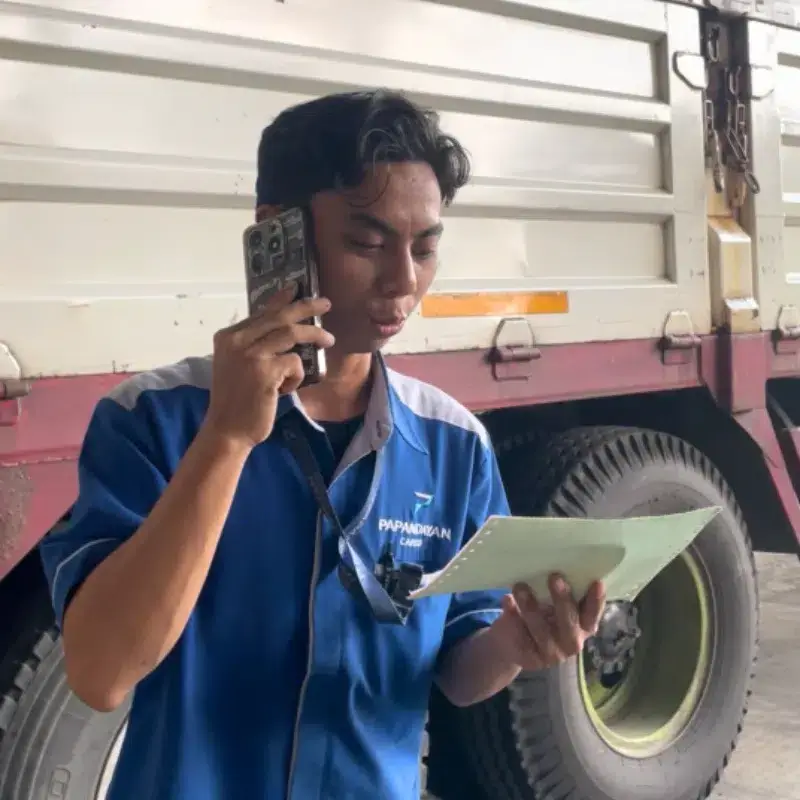 Proses tracking status pengiriman untuk memastikan update posisi barang secara akurat.