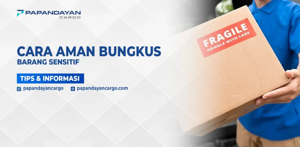 Kurir memegang kotak bertanda fragile sebagai contoh cara membungkus barang sensitif dengan aman.